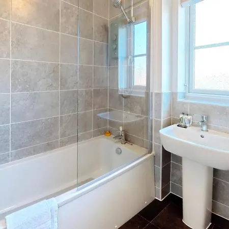 Cayton Bay - Hot Tub Hire At Additional Cost Available - Near And Village