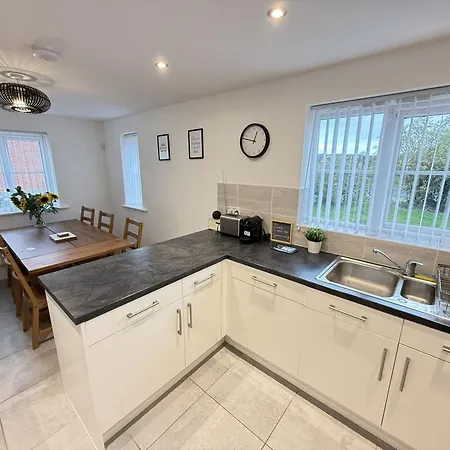 Bay - Hot Tub Hire At Additional Cost Available - Near And Village Cayton